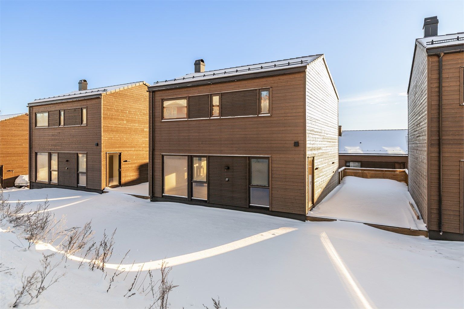 Lettstelt hage, samt stor terrasse med plass til hele familien på grilling og sommerhygge 