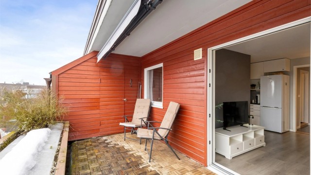 Fra stuen har du utgang til vestvendt balkong