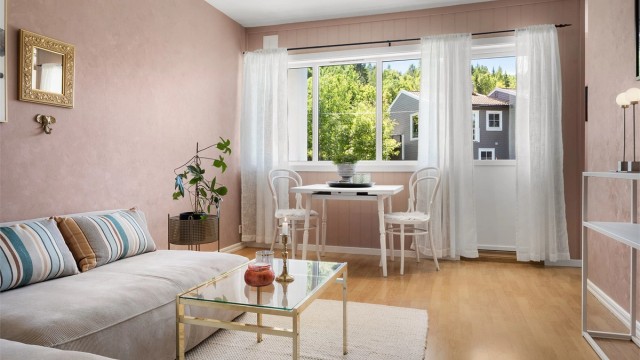 Lys stue med plass til både sofaområde og spiseplass.