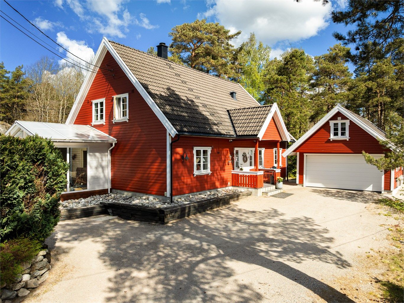 Eneboligen har vært i samme eie siden den ble oppført i 1993. Det meste er fra byggeåret, vedlikehold og ulike oppgraderinger er utført løpende. Garasjen ble oppført i 1996. Fotograf; Kristoffer Kristiansen.