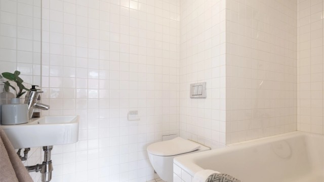 To moderne bad fra 2014 med gulvvarme – ett med badekar tilknyttet hovedsoverom, og ett med dusj fra entré.