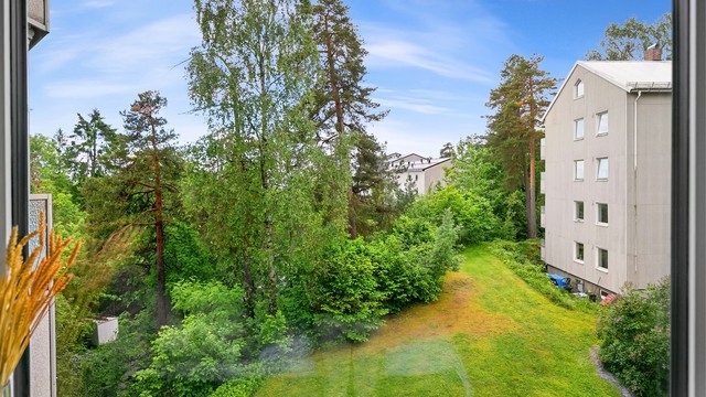 Utsyn fra kjøkkenet. Alle vinduer og balkongdør fra 2016, som ble nylig utskiftet i regi av sameiet hvor dette er betalt av nåværende eier i sin helhet