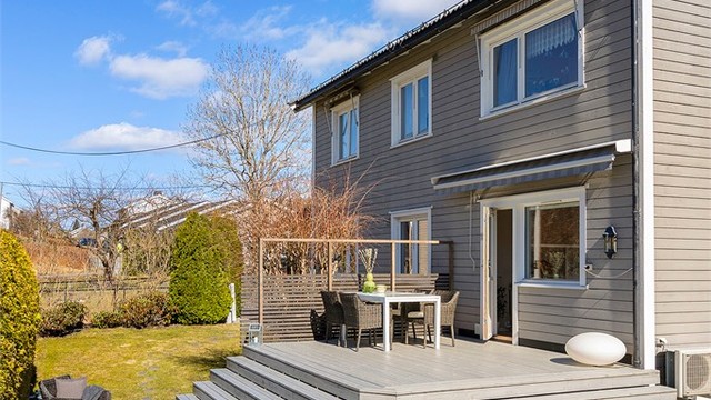 Trapp ned til skjermet markterrasse gressplen.