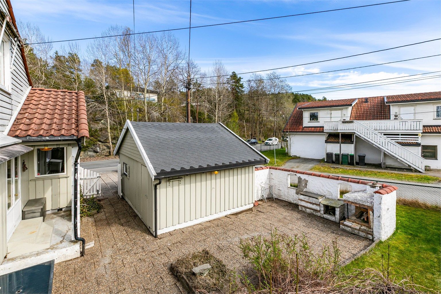 Hagen og utearealene rundt boligen er alle eksponert for solens gang gjennom dagen.