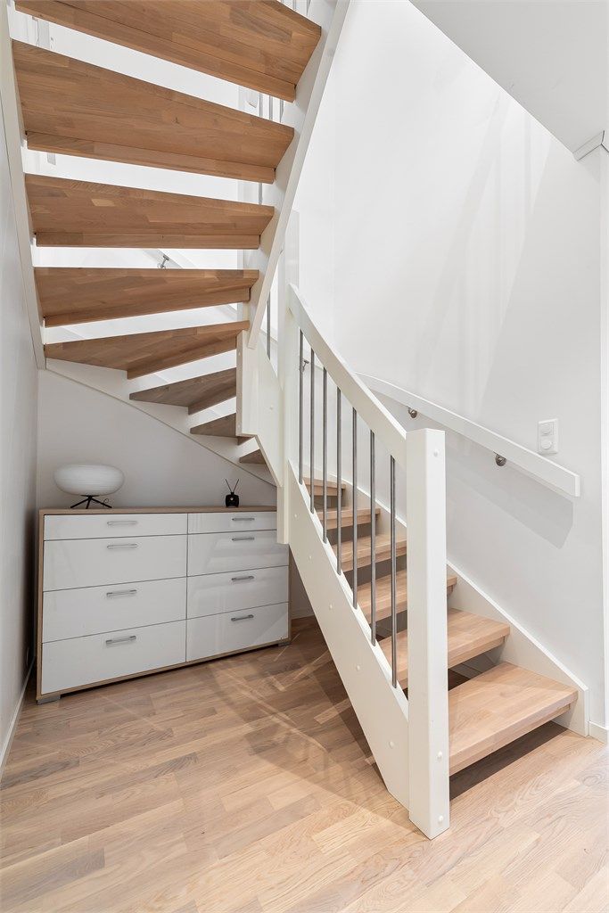 Trappen i tre og metall binder de to etasjene sammen på en elegant måte.