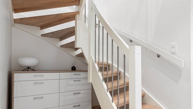 Trappen i tre og metall binder de to etasjene sammen på en elegant måte.