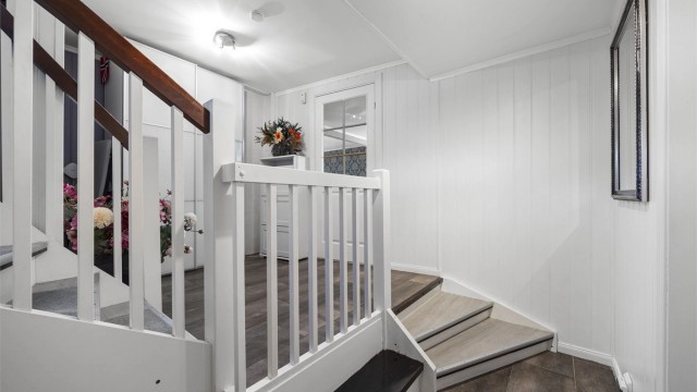 Skyvedørsgarderobe medfølger.