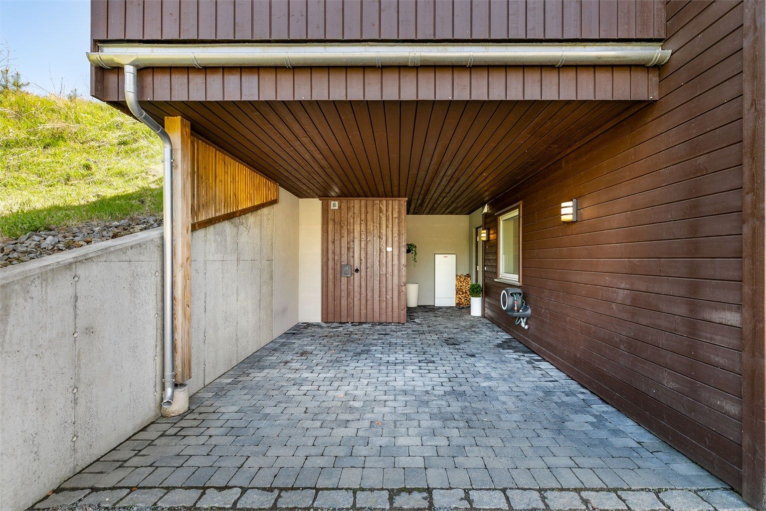 Med carporten rett utenfor døren kan du gå tørrskodd til og fra bilen - nærmest helt upåvirket av vær og vind.
