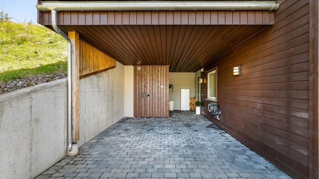Med carporten rett utenfor døren kan du gå tørrskodd til og fra bilen - nærmest helt upåvirket av vær og vind.
