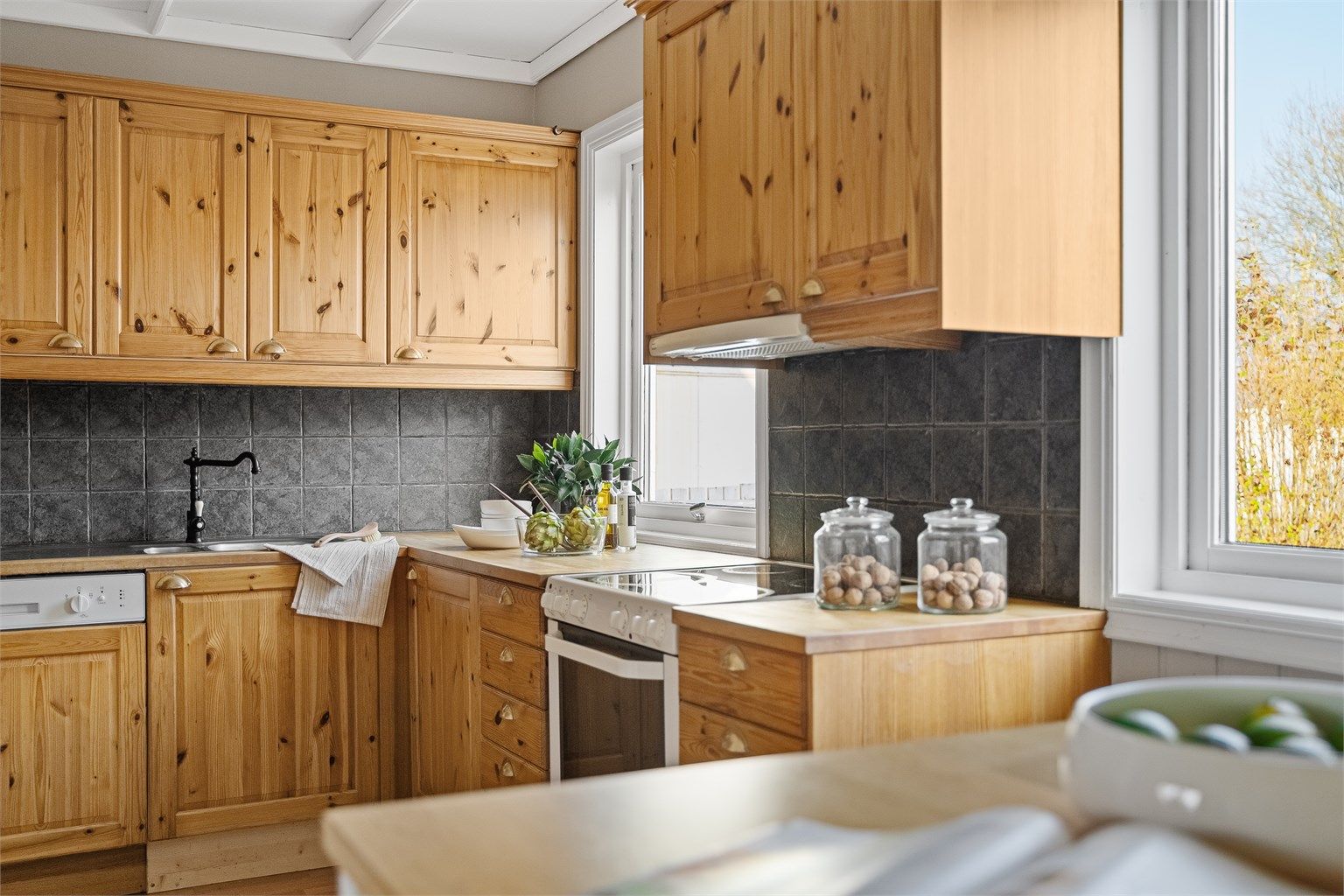 Kjøkken er fra IKEA og er et furukjøkken. 