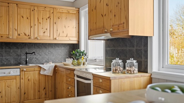 Kjøkken er fra IKEA og er et furukjøkken.