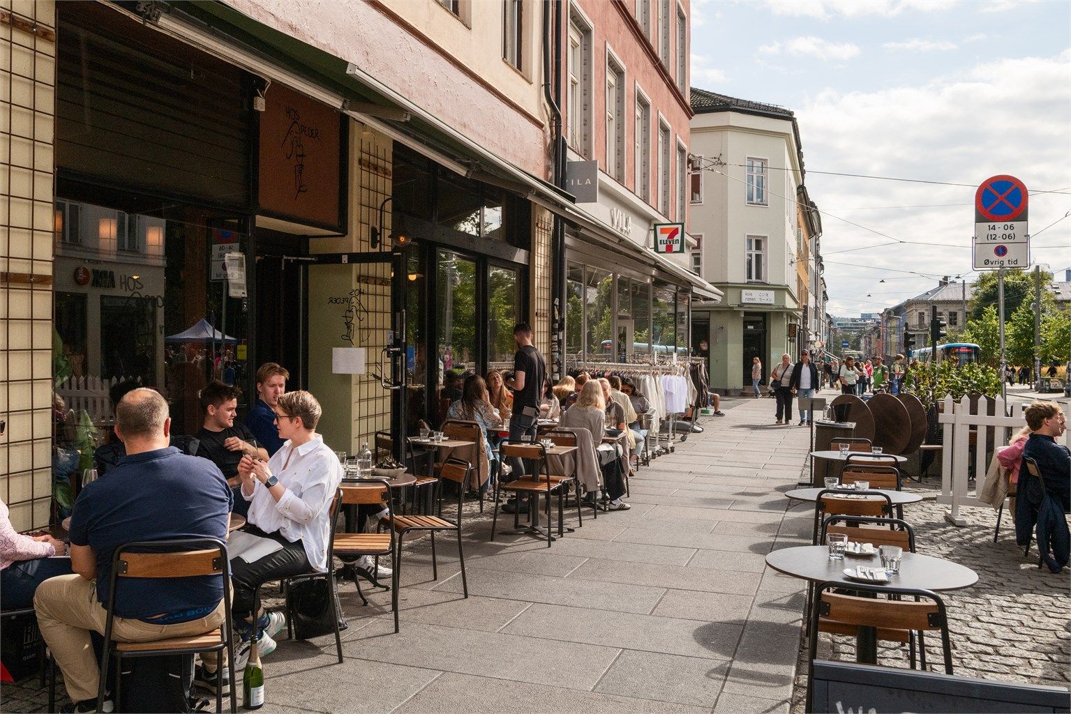 Grünerløkka ligger rett over Akerselva, med et levende bymiljø, hyggelige kaféer, restauranter, barer og små nisjebutikker.