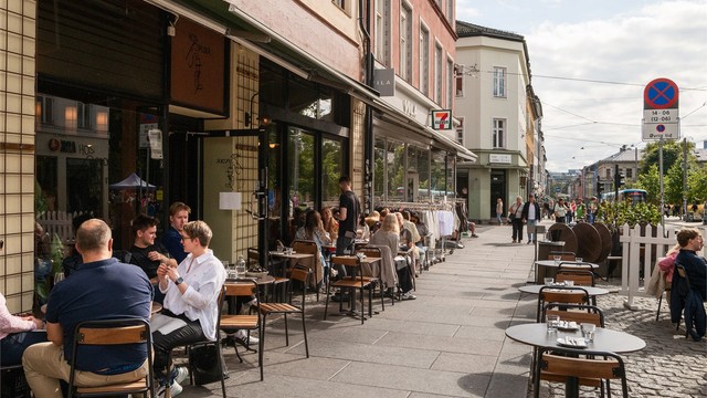 Grünerløkka ligger rett over Akerselva, med et levende bymiljø, hyggelige kaféer, restauranter, barer og små nisjebutikker.