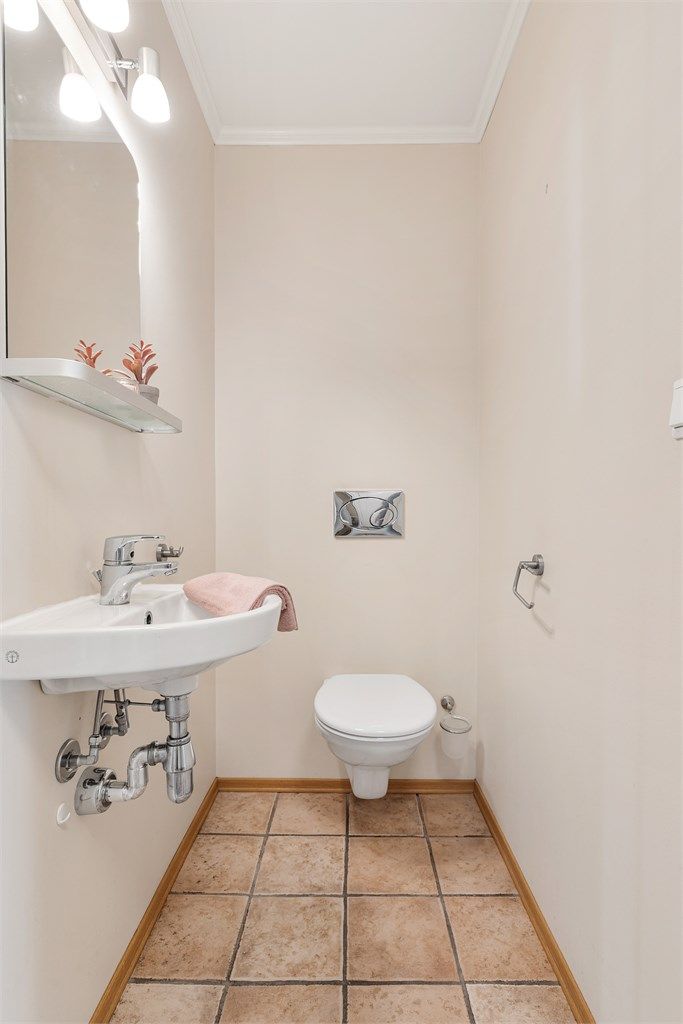 I tillegg til badet har leiligheten et praktisk, separat toalettrom.