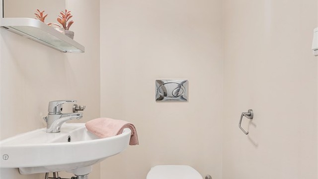 I tillegg til badet har leiligheten et praktisk, separat toalettrom.