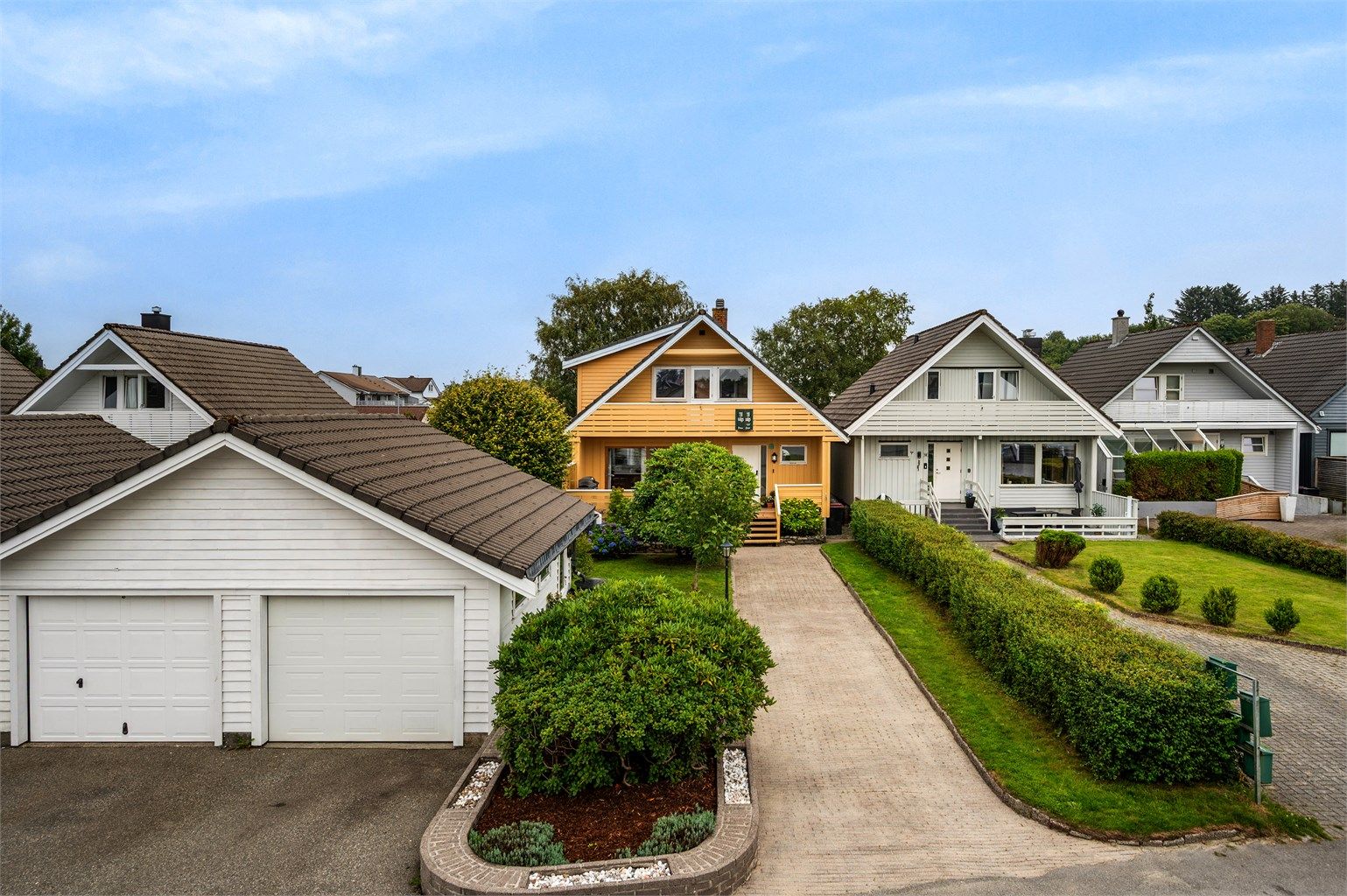 Titanveien 10 , er en fin og romslig enebolig med diverse oppgraderinger gjennom årene. Boligen går over 3 plan og har en skjermet, solrik og fin uteplass. 