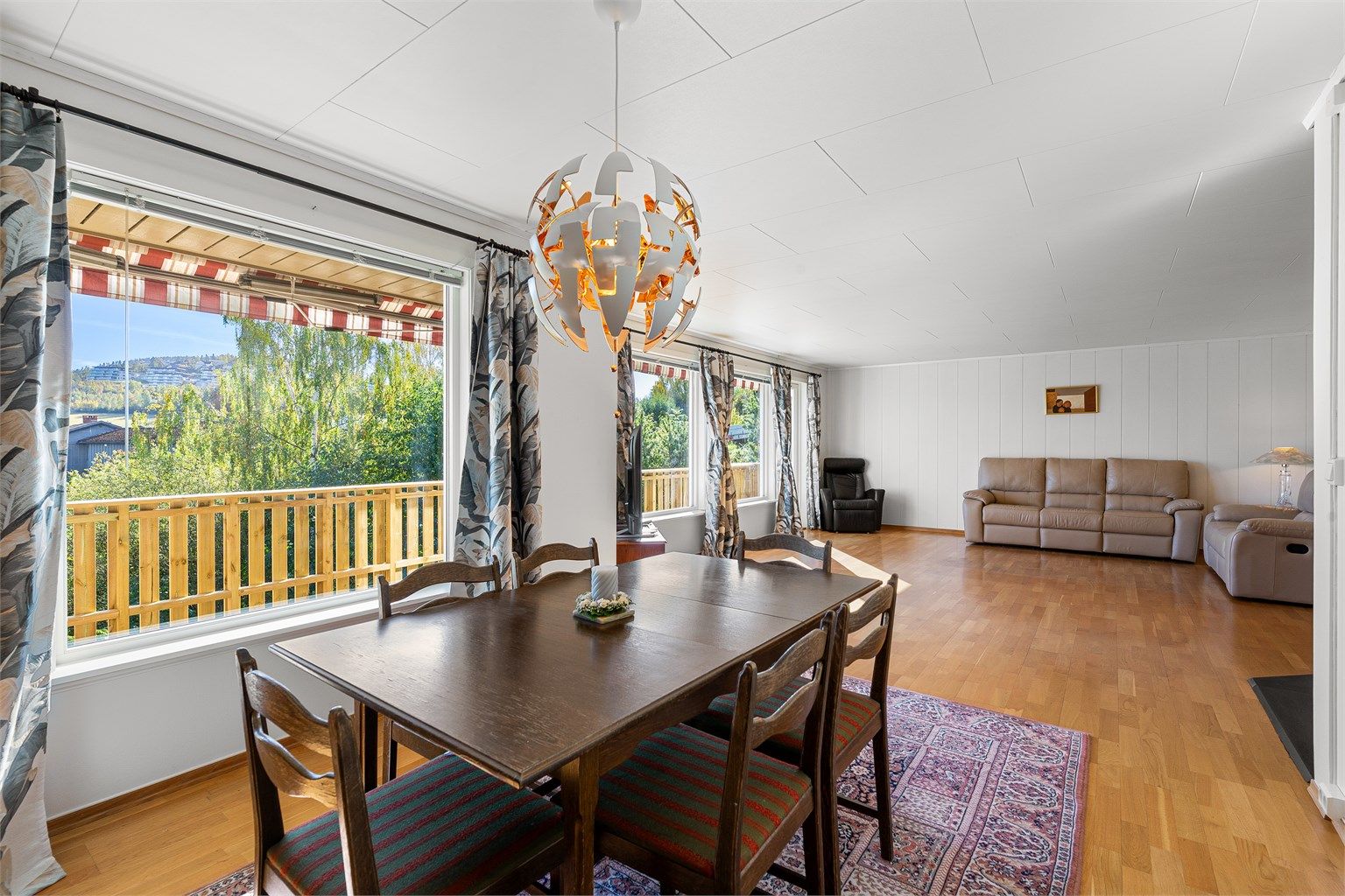 Store vindusflater som gir godt med naturlig lys og utsikt