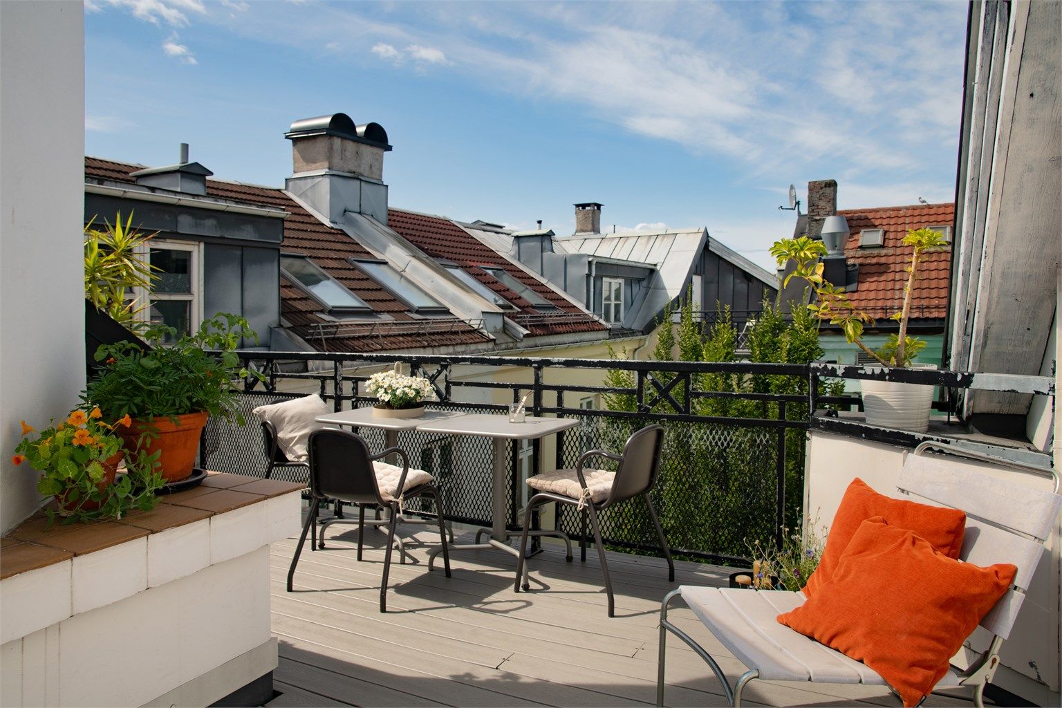 Leiligheten har tilgang til en flott felles takterrasse med svært gode solforhold.