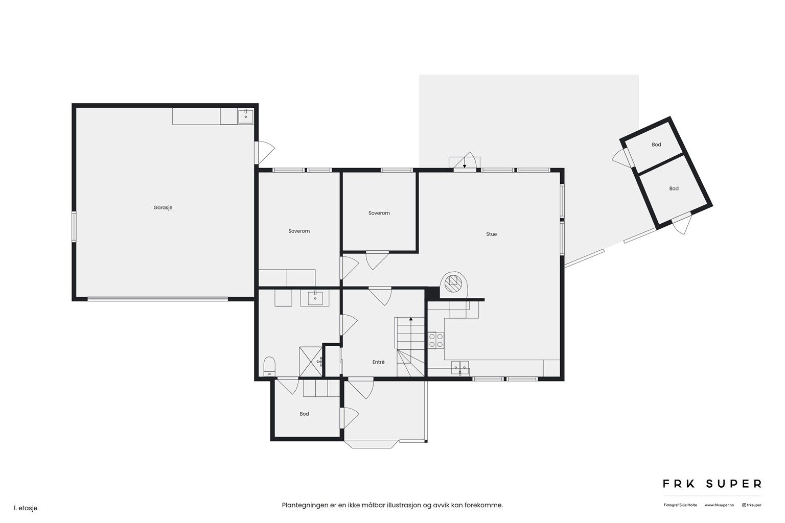 Første etasje rommer de sosiale sonene med åpen stue- og kjøkkenløsning, to soverom, bad, hall og en praktisk grovinngang.