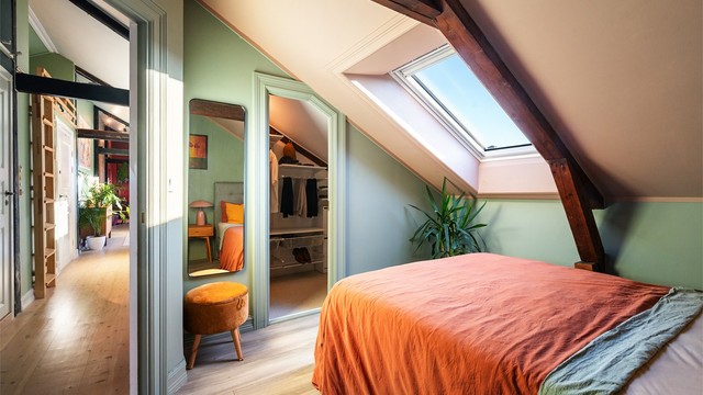 Her er det god plass til dobbeltseng med tilhørende nattbord, samt rikelig med skapplass i eget walk-in-closet.