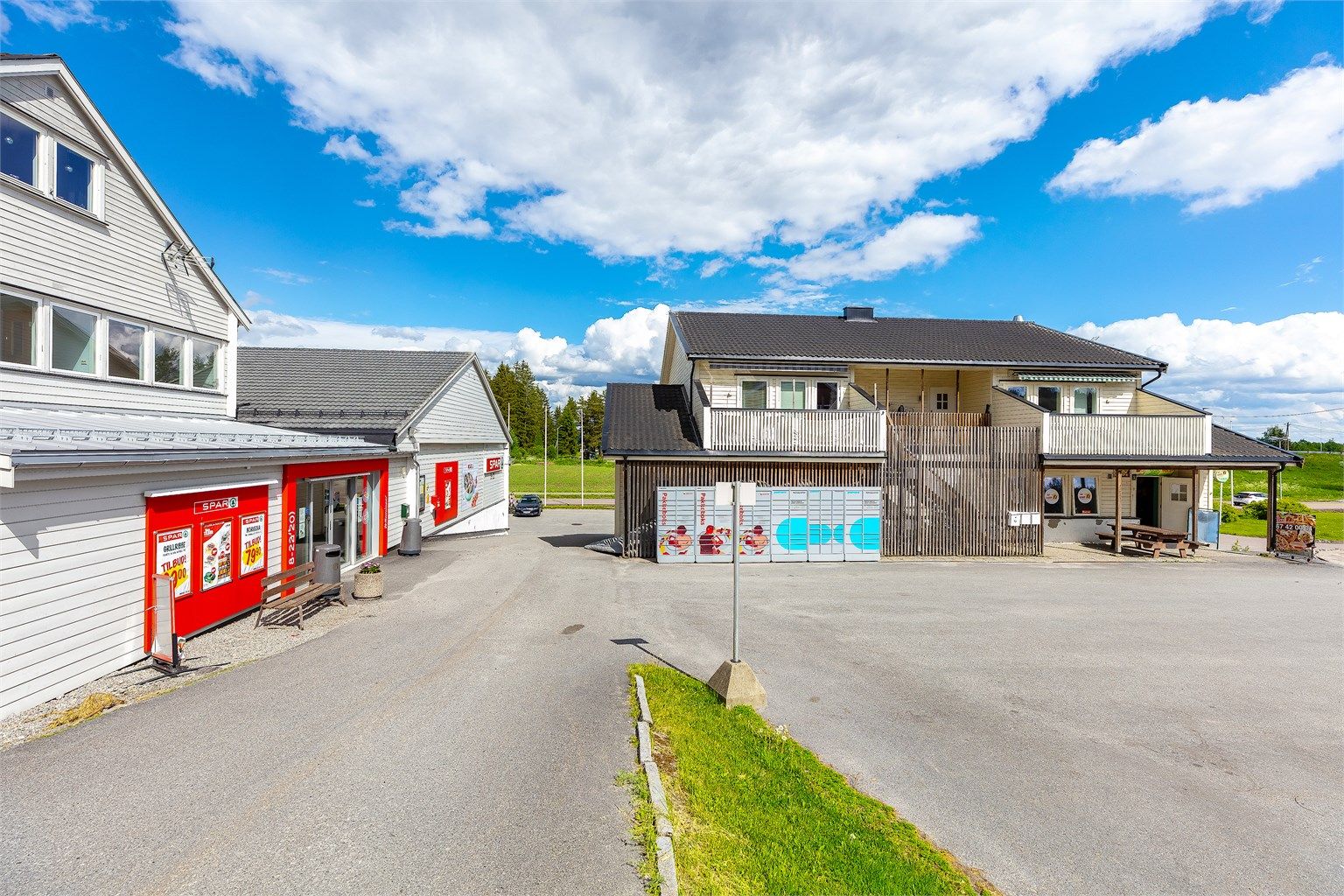 Spar Flateby og lokale servicetilbud ligger en kort spasertur eller biltur unna.