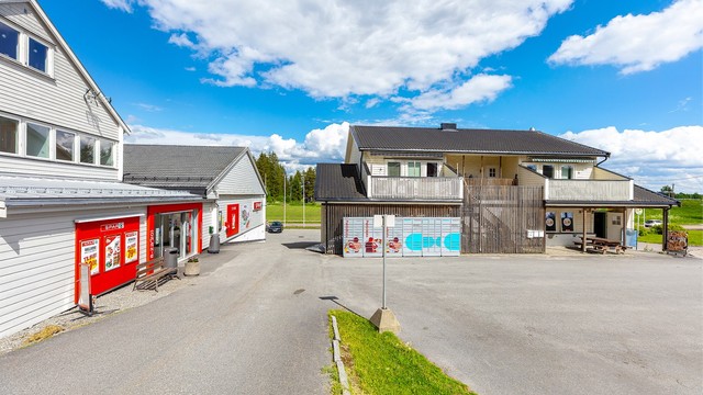 Spar Flateby og lokale servicetilbud ligger en kort spasertur eller biltur unna.