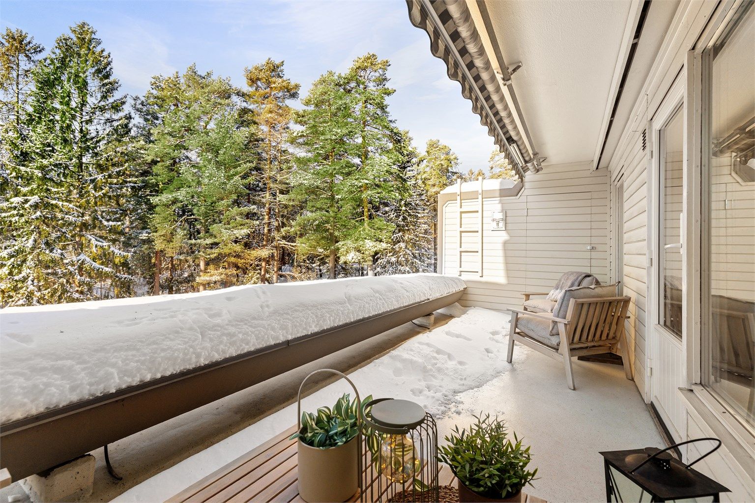 Balkongen har også en praktisk utvendig bod på 2 m² for ekstra lagring.