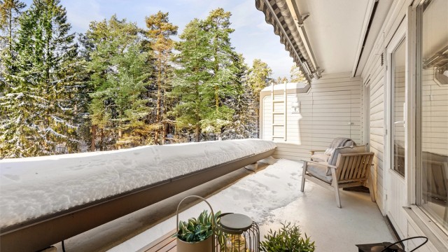 Balkongen har også en praktisk utvendig bod på 2 m² for ekstra lagring.