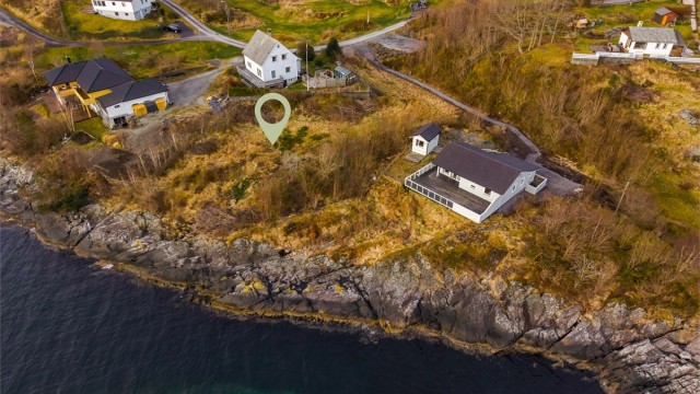 Velkommen til Nedre Børnes ! En attraktiv råtomt med en unik beliggenhet ved sjøen i et etablert og rolig boligområde. Foto: Fotograf Silje Holte / @frksuper