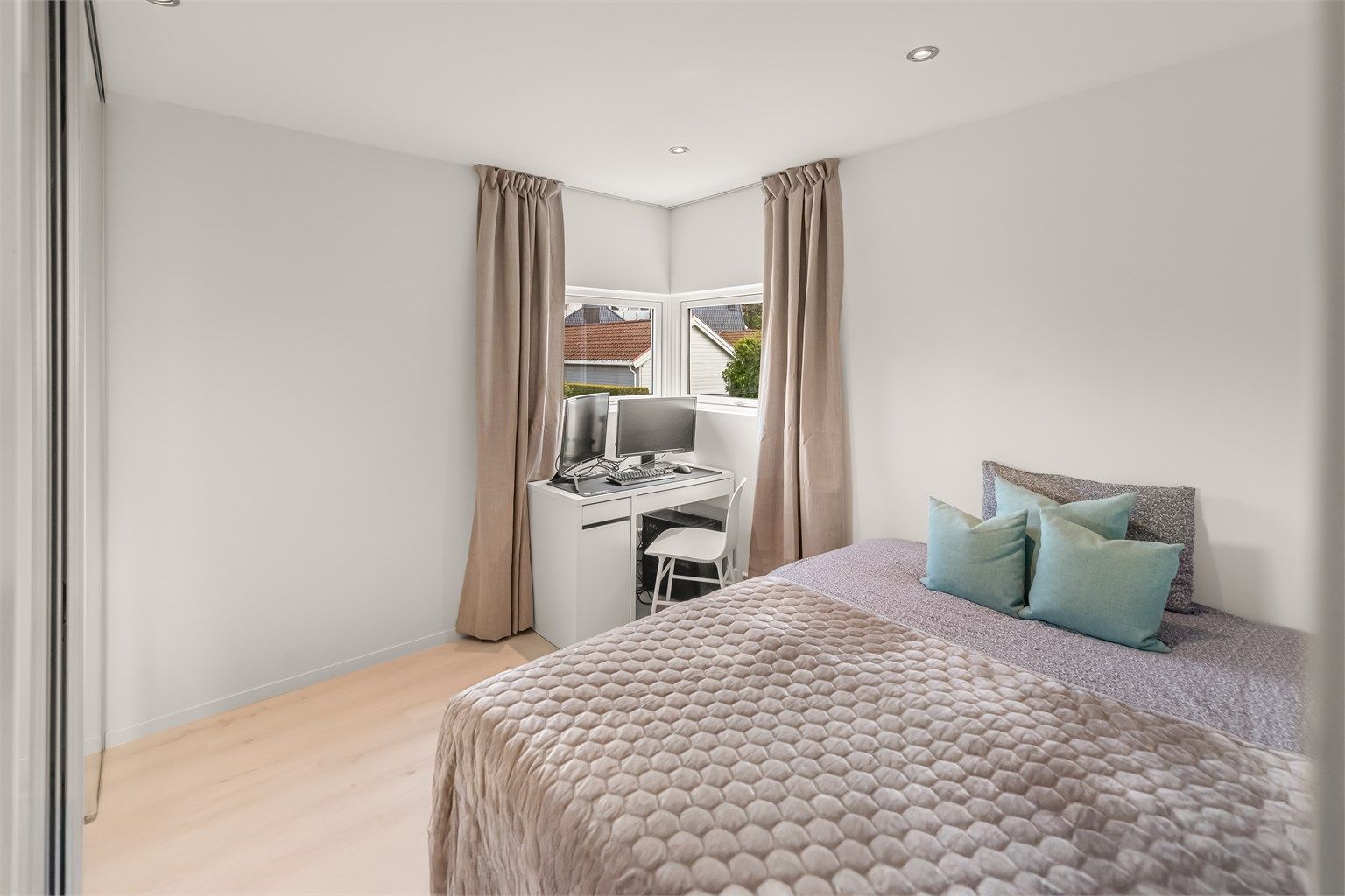 Boligen er innredet med 2 soverom i mellometasje 