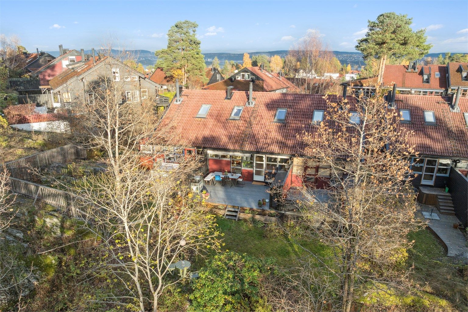 Hyggelig og sosialt naboskap i front, fredelig bakhage som grenser mot marka