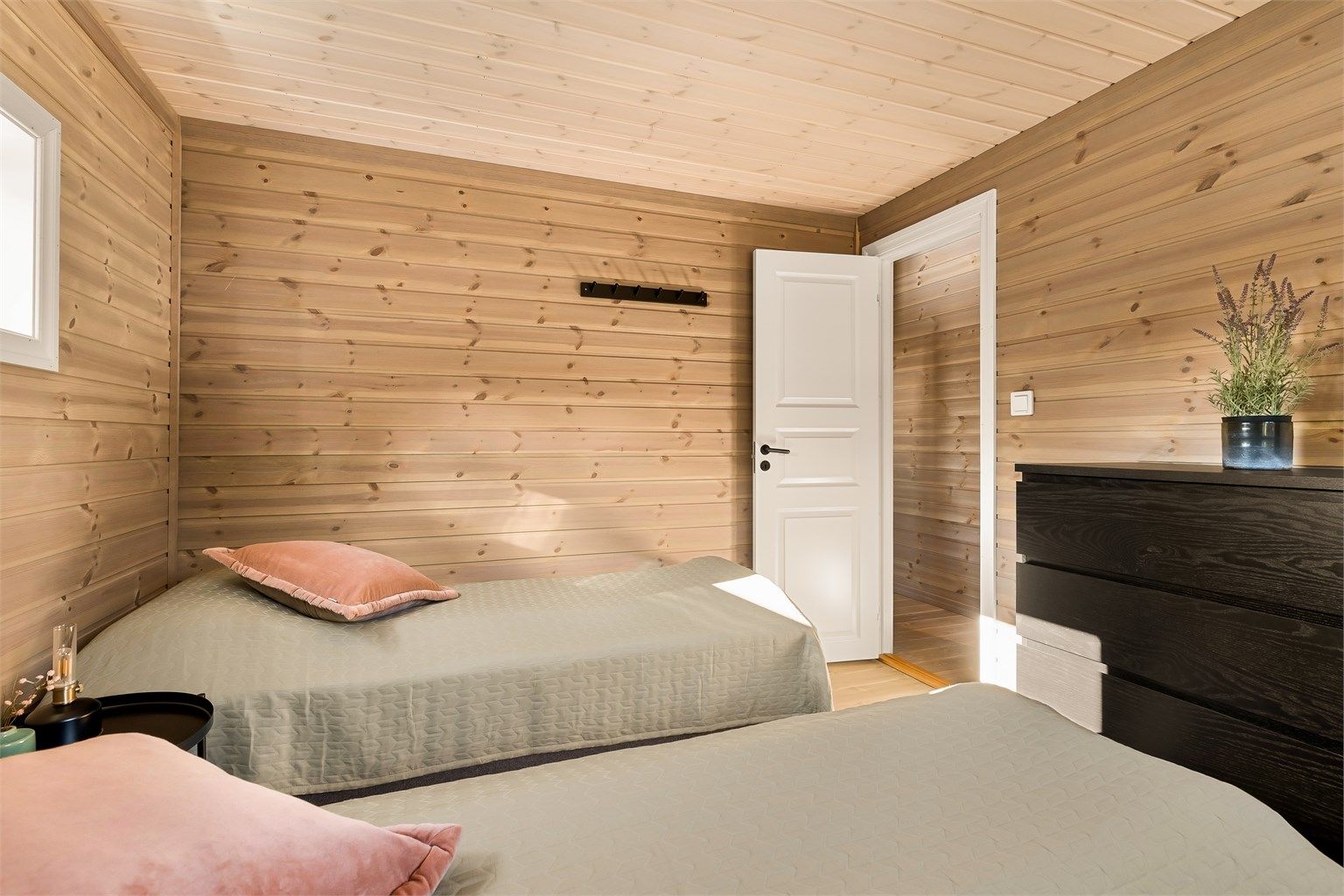 Med tre soverom i tillegg til hemsen er det god plass når hele familien samles på fjellet.