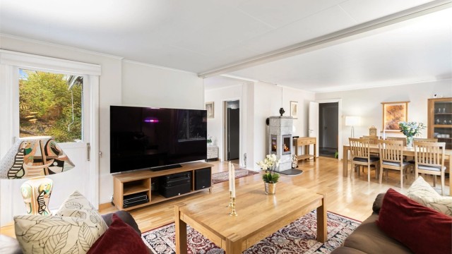 Fra stuen er det direkte utgang til terrassen og videre forbindelse til den tilstøtende stuedelen.