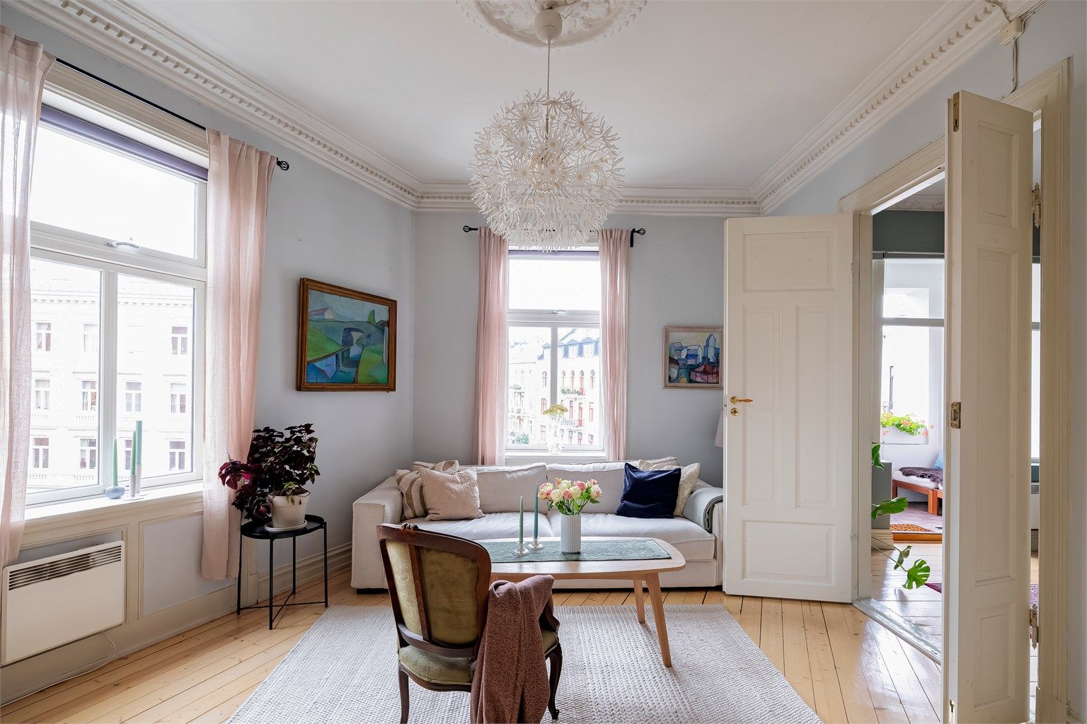 Eiendommen ligger i et svært ettertraktet boligområde på Frogner, i et hyggelig nabolag tilbaketrukket fra støy.