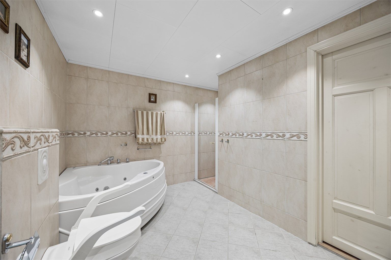 Badet er utstyrt med både dusjnisje med glassdør og badekar.