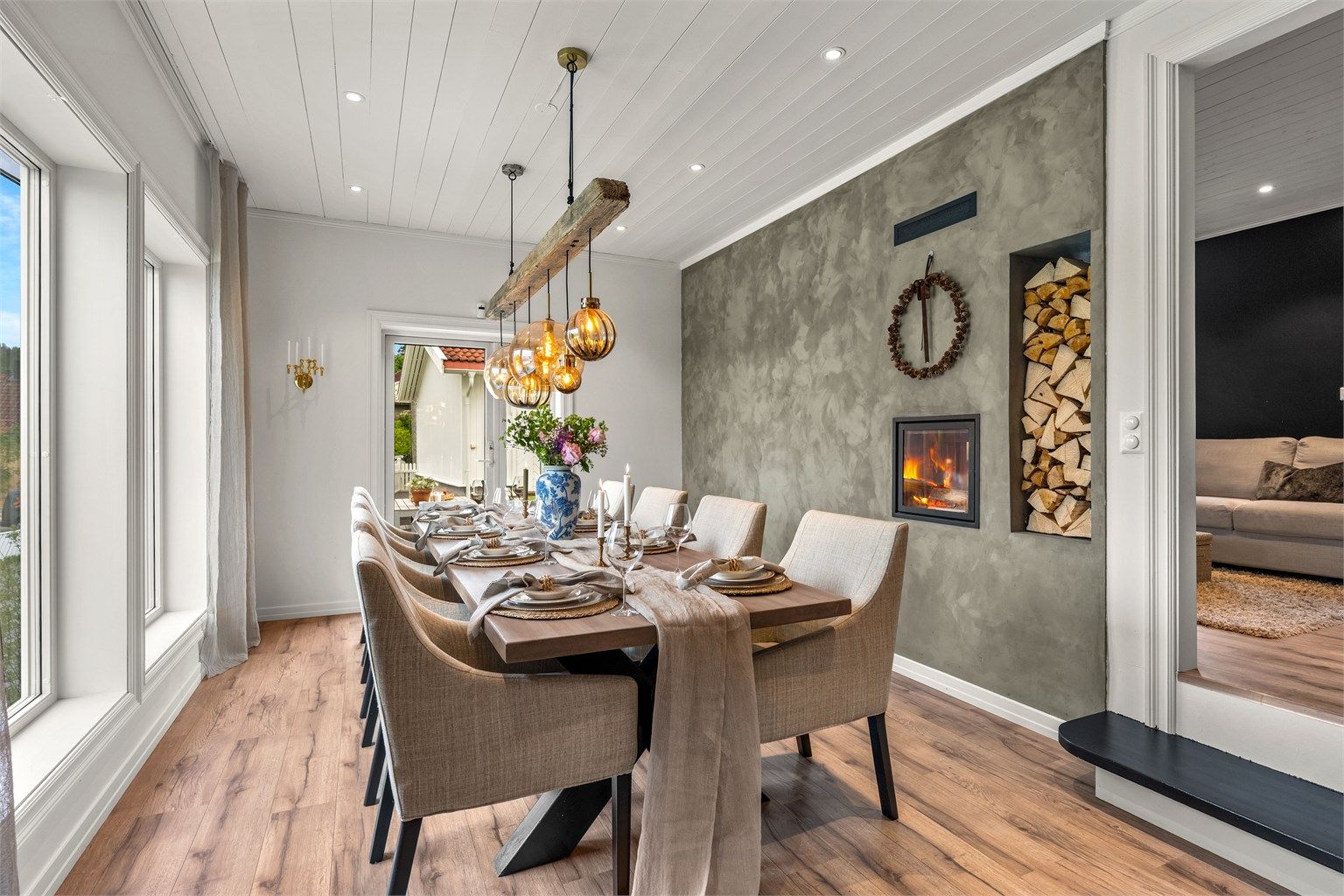 Spisestuen har god plass til langbord og direkte utgang til terrassen.