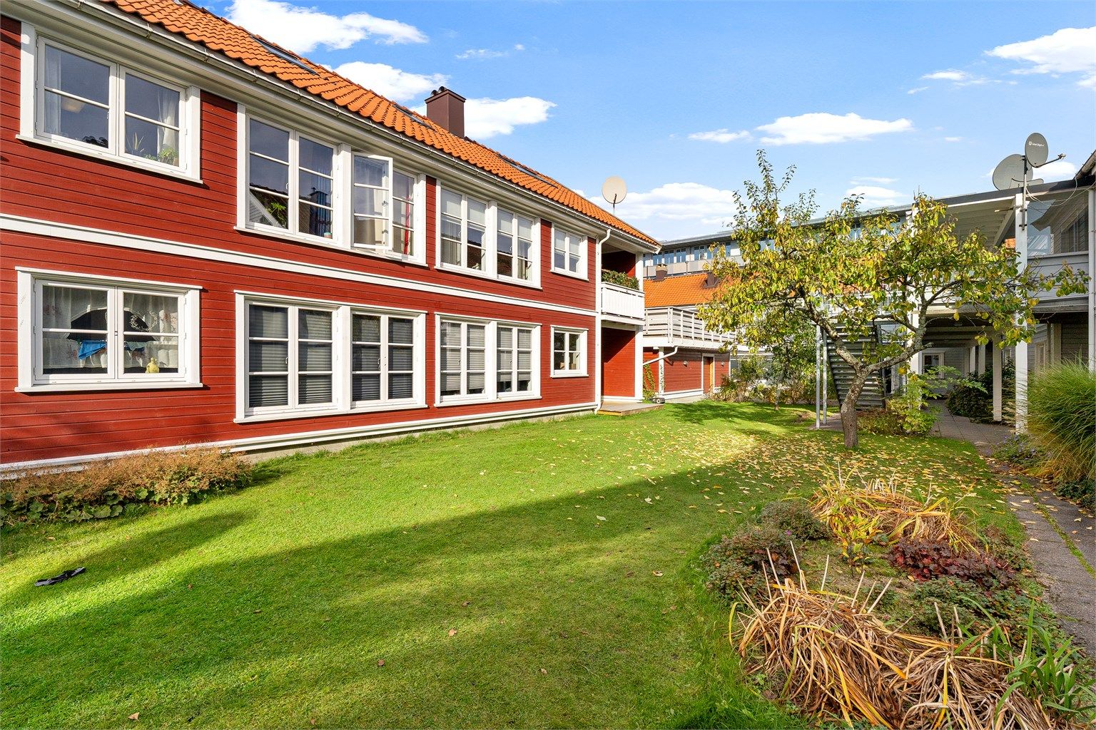 Fellesområdene er pent opparbeidet med hyggelig grøntareal. 