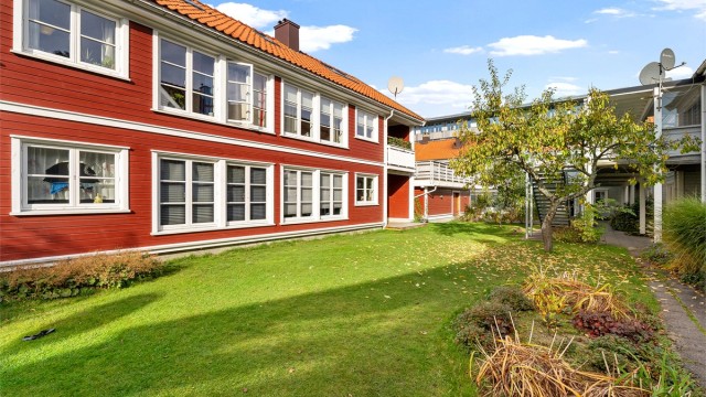 Fellesområdene er pent opparbeidet med hyggelig grøntareal.