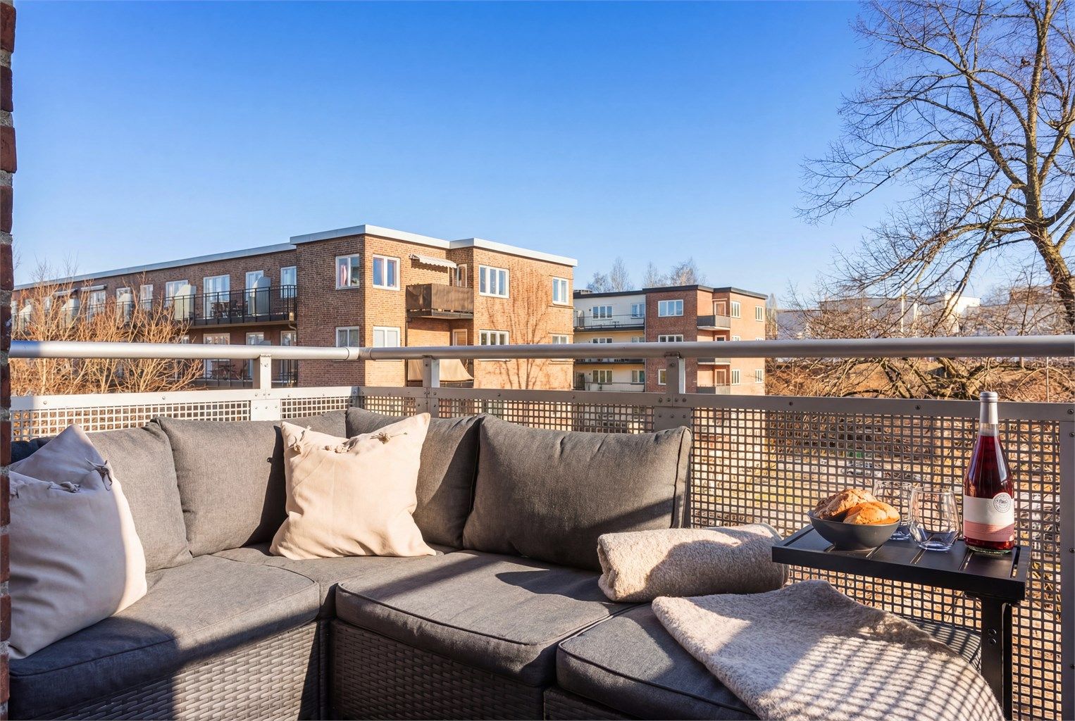 Koselig balkong på 5 kvm. Her har man plass til å innrede med en hyggelig sittegruppe hvor en kan nyte deilig dager og lange sommerkvelder.