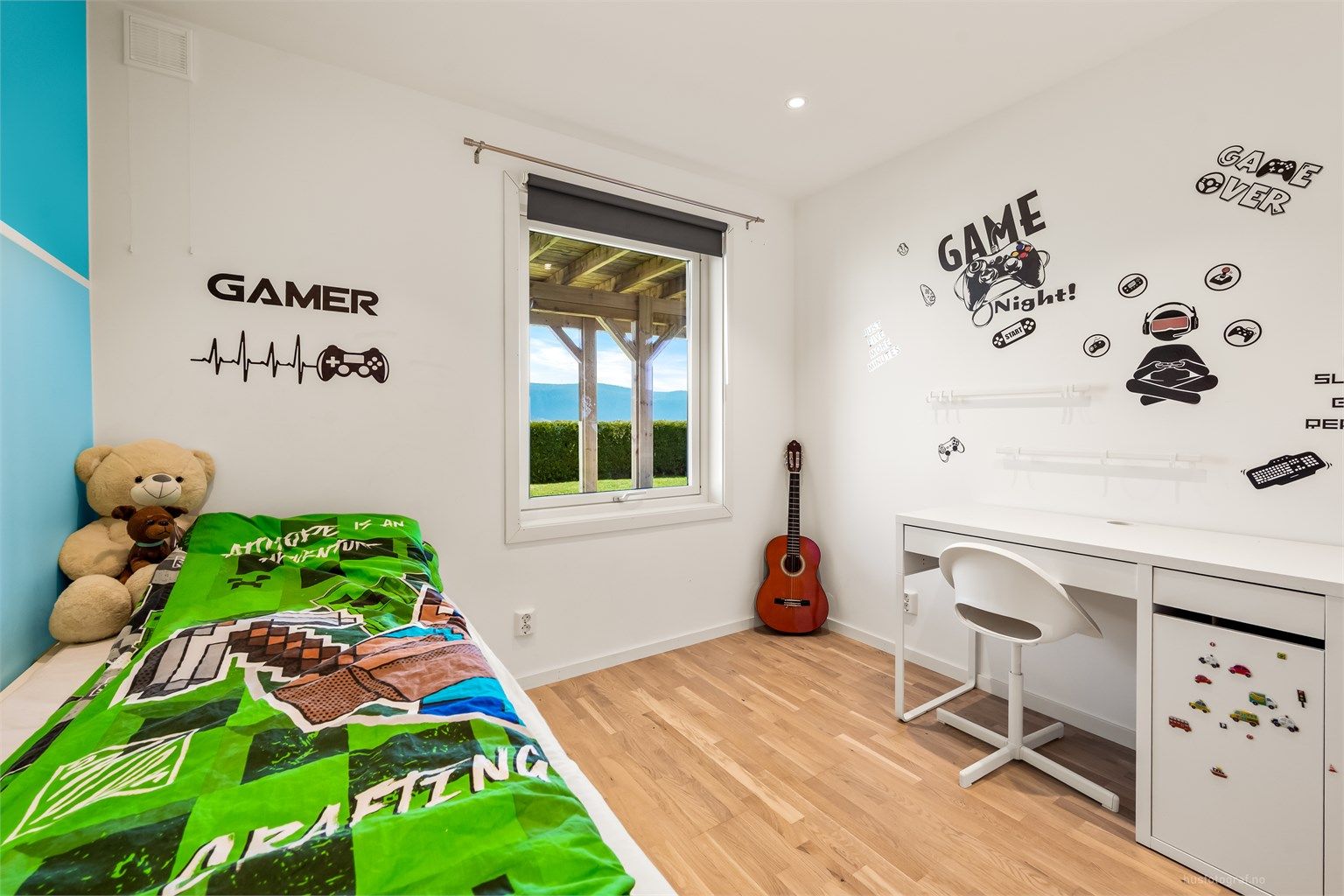 Boligen har 3 gode soverom i underetasjen, som gir svalt sovemiljø. Med tilliggende bad og tv-krok passer løsningen ypperlig for barnefamilier. 