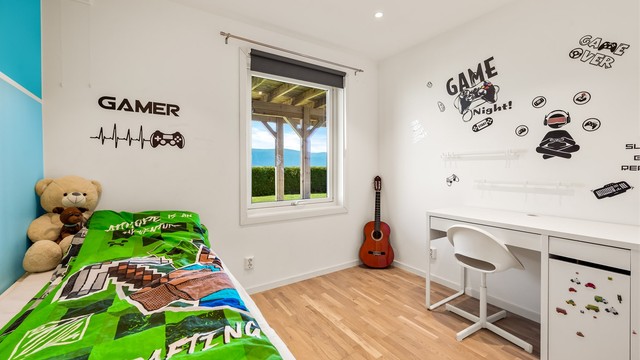 Boligen har 3 gode soverom i underetasjen, som gir svalt sovemiljø. Med tilliggende bad og tv-krok passer løsningen ypperlig for barnefamilier.