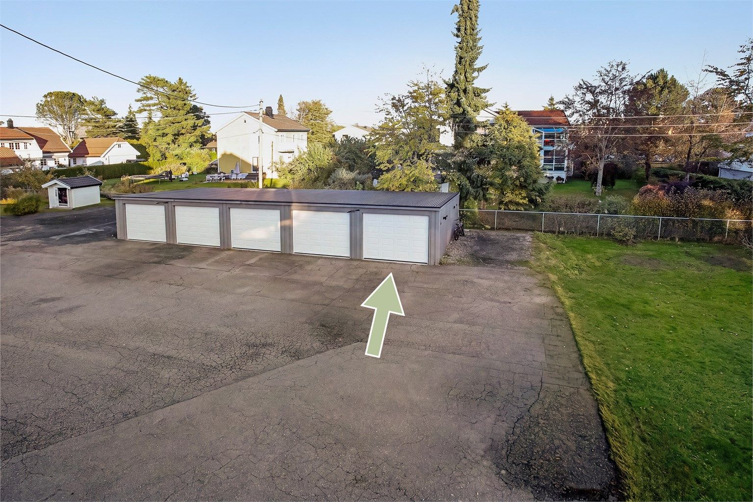 Frittstående garasjerekke med privat garasjeplass tilknyttet leiligheten.