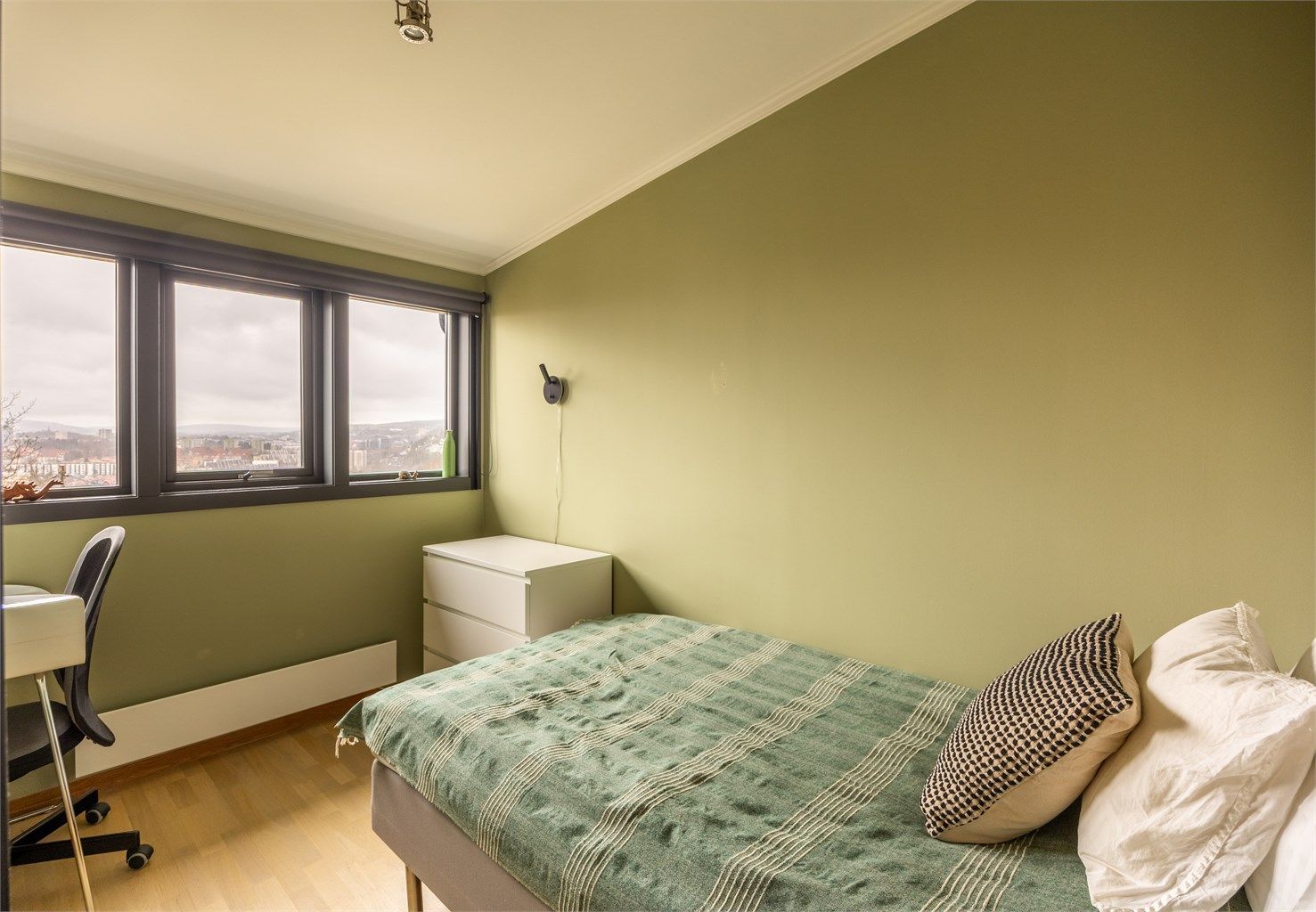 Det andre soverommet egner seg godt som barnerom, gjesterom eller kontor.