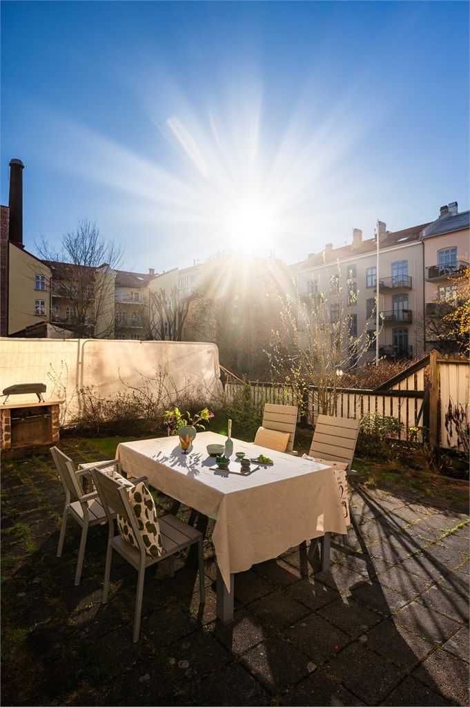 Borettslagets felles uteområde er utstyrt med utegrill og sittegruppe for beboerne.