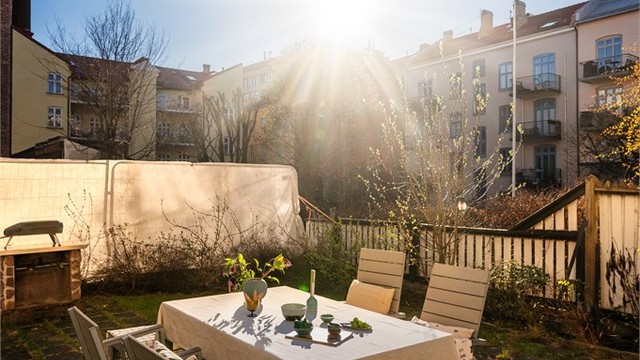 Borettslagets felles uteområde er utstyrt med utegrill og sittegruppe for beboerne.