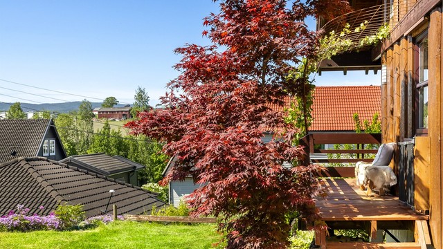 Det er tre utganger til en overbygget balkong/terrasse på 31 kvm.