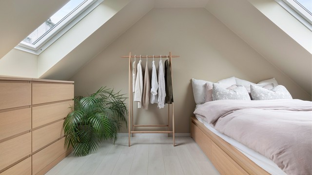 Soverommet har en gulvflate på ca 15m². Vegg- og takflater er malt i en moderne og behagelig beigefarge og har takvindu med lysskjerming