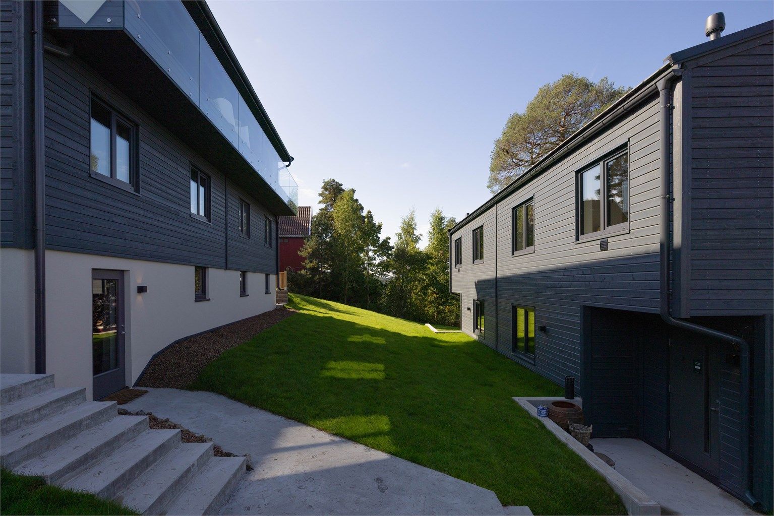 Hvert av husene har eksklusiv bruksrett til del av tomten som illustrert på utomhusplan til vedtektene