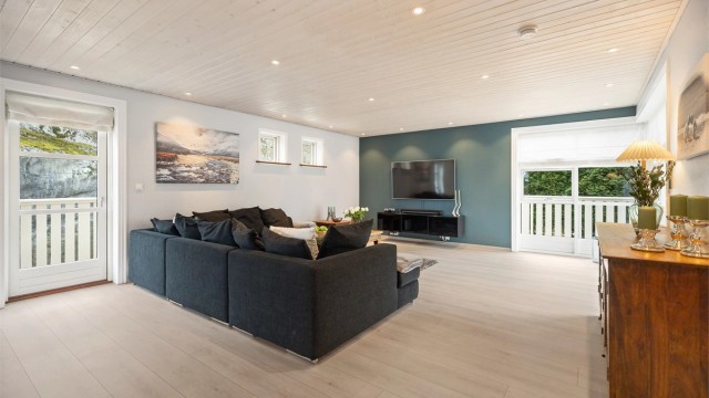 Store vinduer fyller rommet med naturlig lys og skaper en god atmosfære.