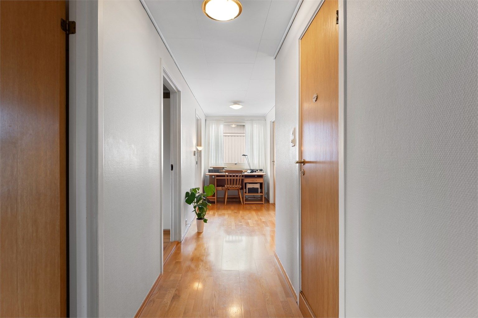 Gangen i andre etasje fordeler til etasjens fire soverom og bad.